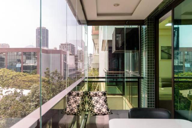 Flat No Leblon Na Quadra Da *