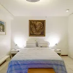 Flat no Leblon na quadra da praia